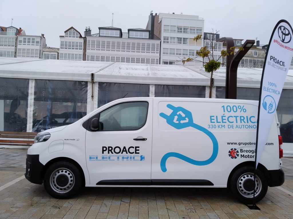 Toyota Proace Eléctrica expuesta en el paseo de la Mariña (A Coruña)