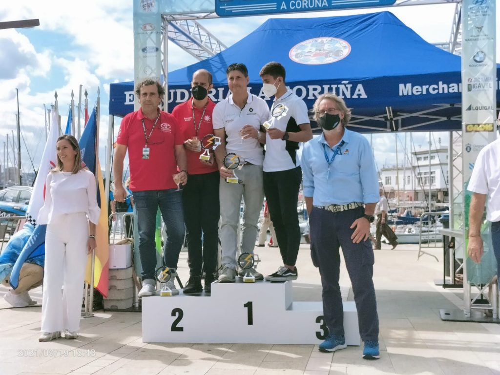 Los pilotos de la PTC Escuela recogen su premio como segundos clasificados del 5º Eco Rallye de A Coruña 