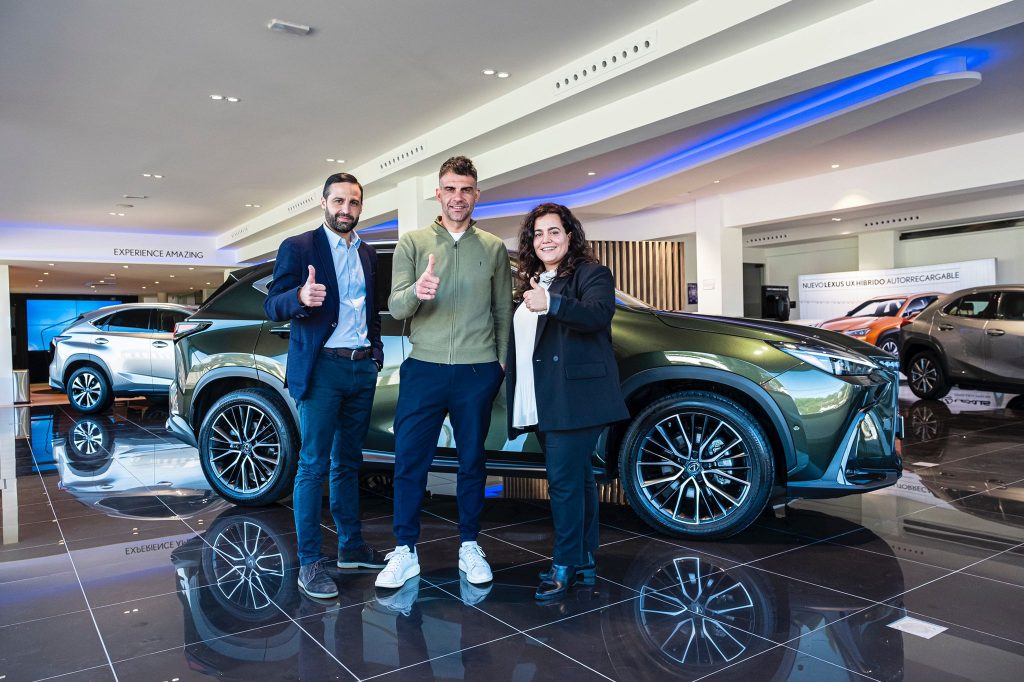Oscar Pereiro y los asesores comerciales de Lexus Vigo en la presentación en exclusiva del Nuevo NX