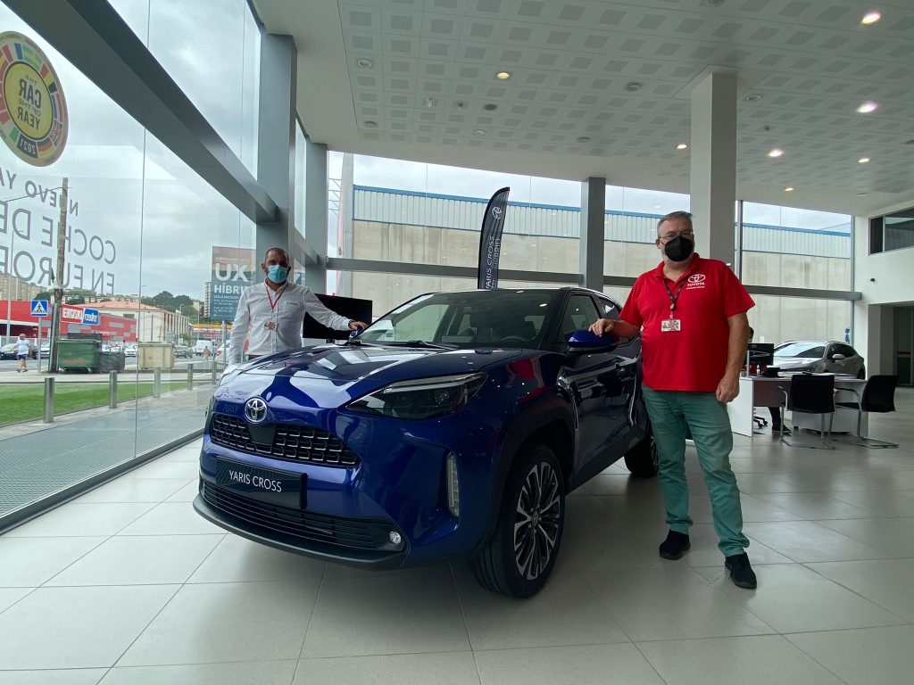 Asesores comerciales de Breogán Motor Narón con el nuevo Yaris Cross