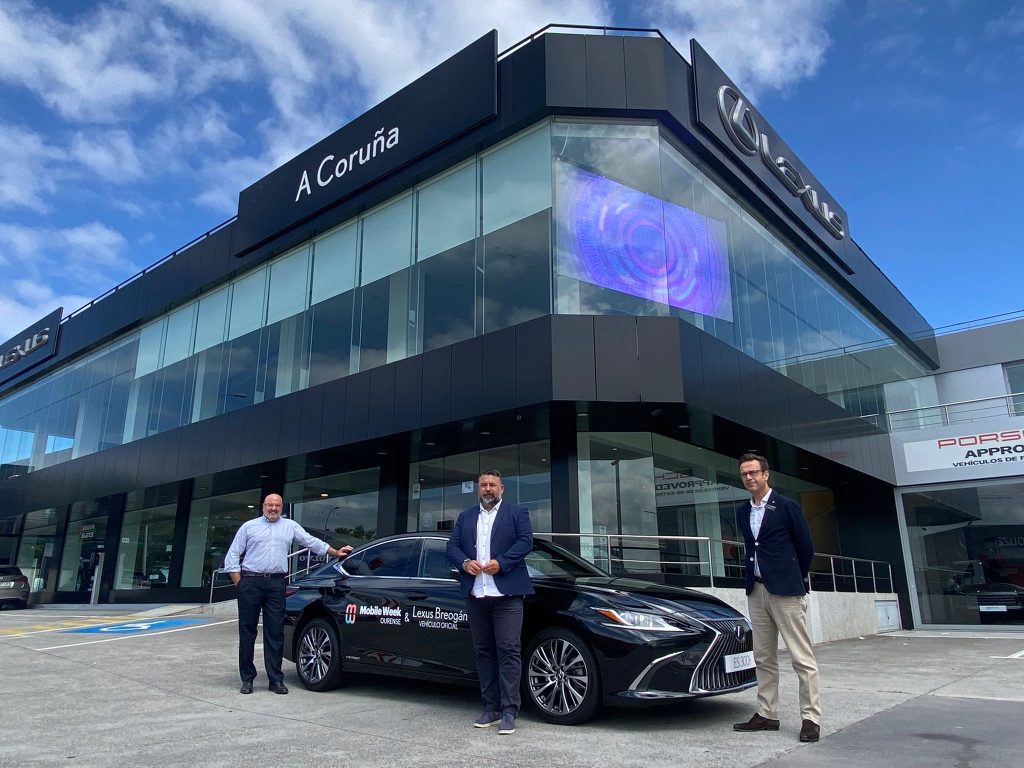 Entrega del Lexus ES 300h a Mobile Week Ourense en nuestras instalaciones de Perillo