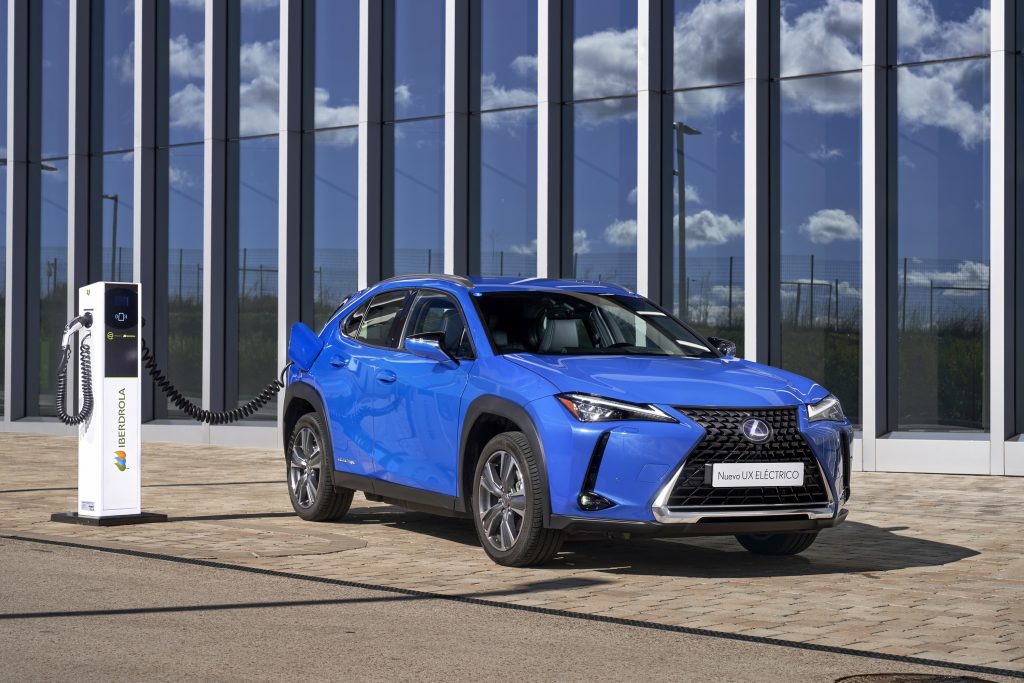 Lexus UX eléxtrico en cargador público