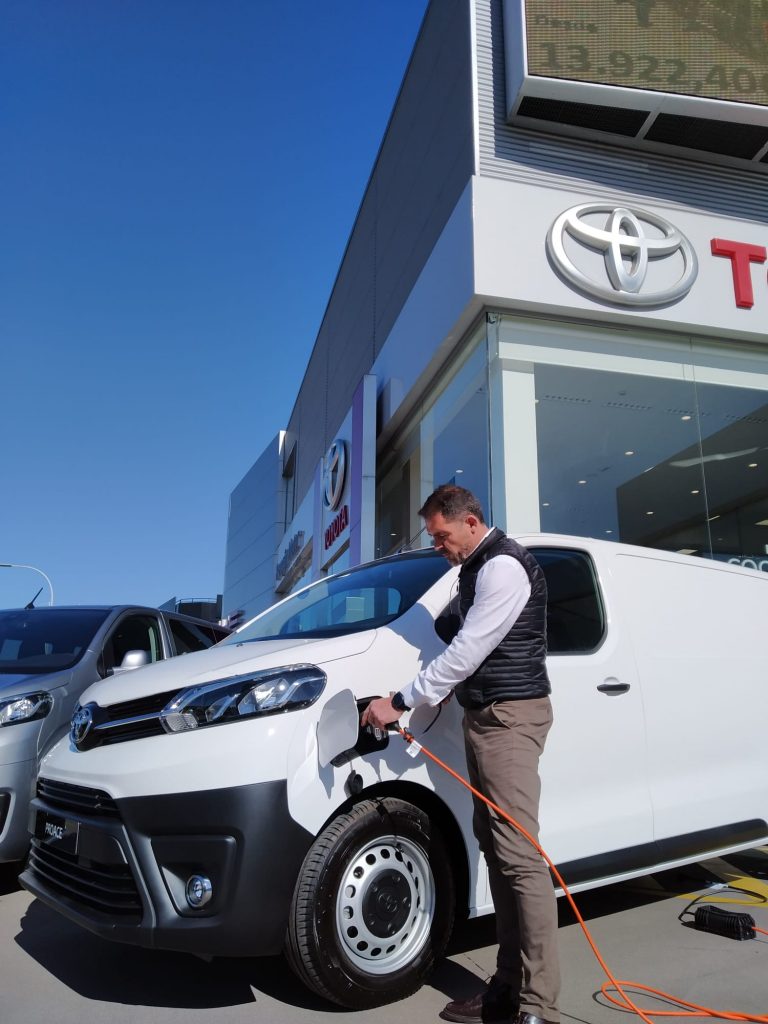 Proace eléctrica en punto de carga ¿Cuánto tarda en cargarse un coche eléctrico?