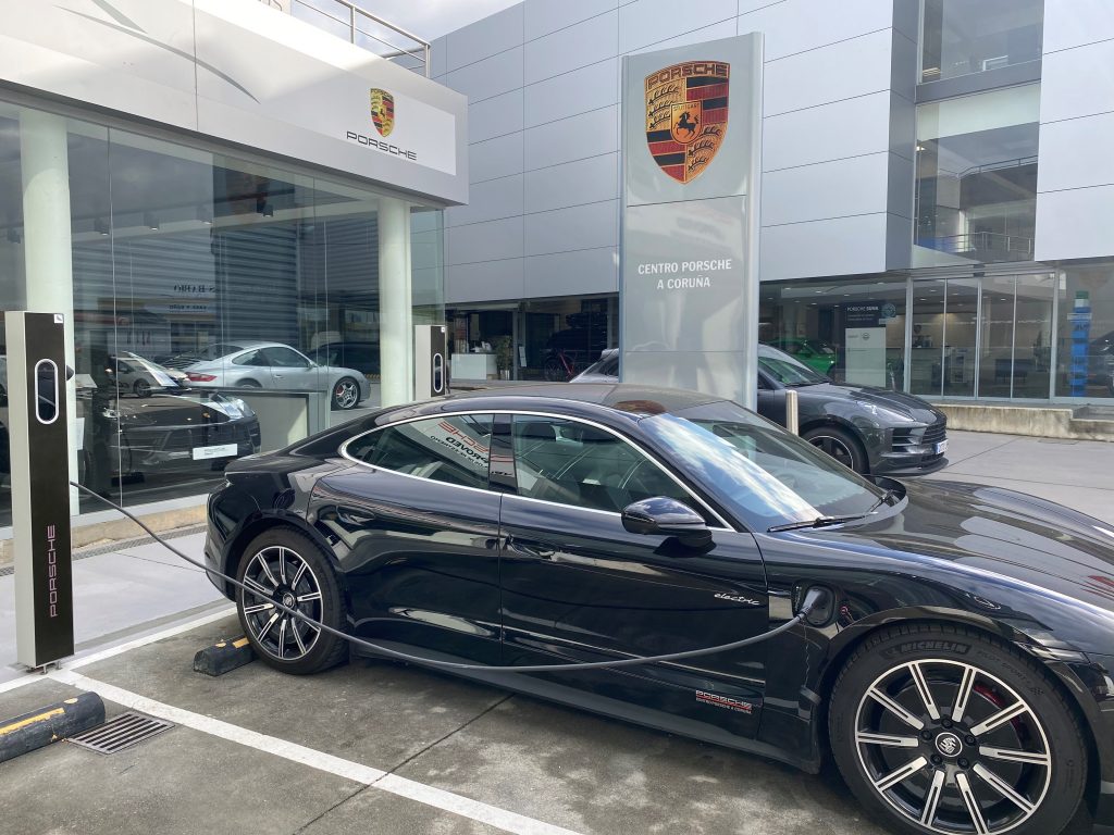 Porsche Taycan en cargador de carga rápida