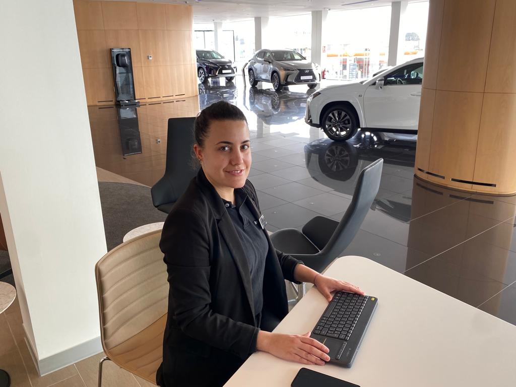 Alba Sánchez en las instalaciones de Lexus A Coruña