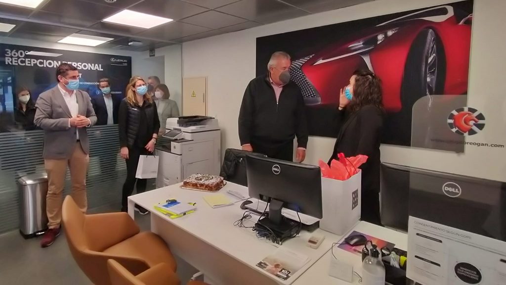 Alba Sánchez recibe una sorpresa por parte de sus compañeros