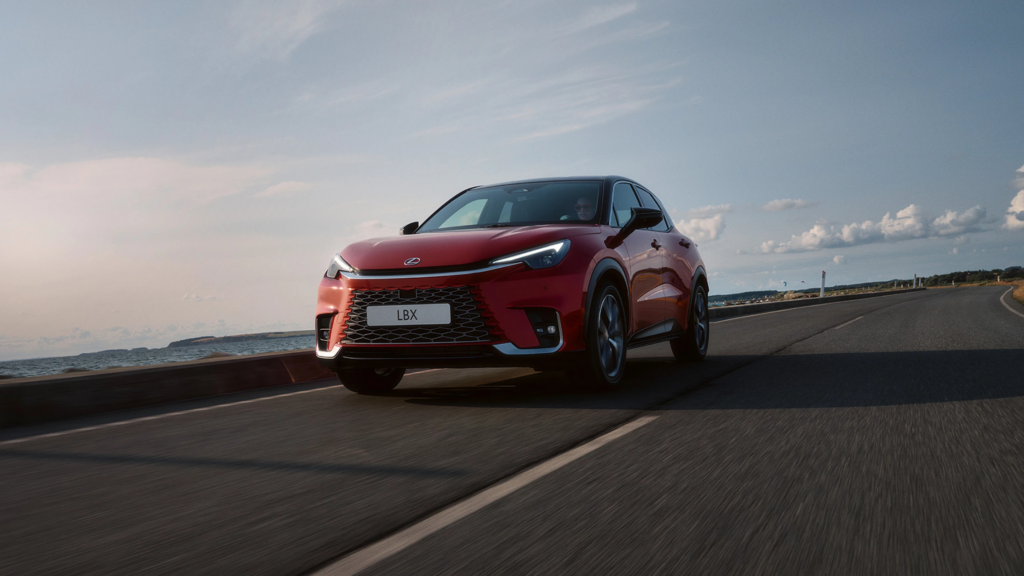 Lexus LBX de Lexus Galicia, con diseño moderno y compacto, combinando estilo y tecnología avanzada, disponible en A Coruña, Santiago, Vigo y Lugo.