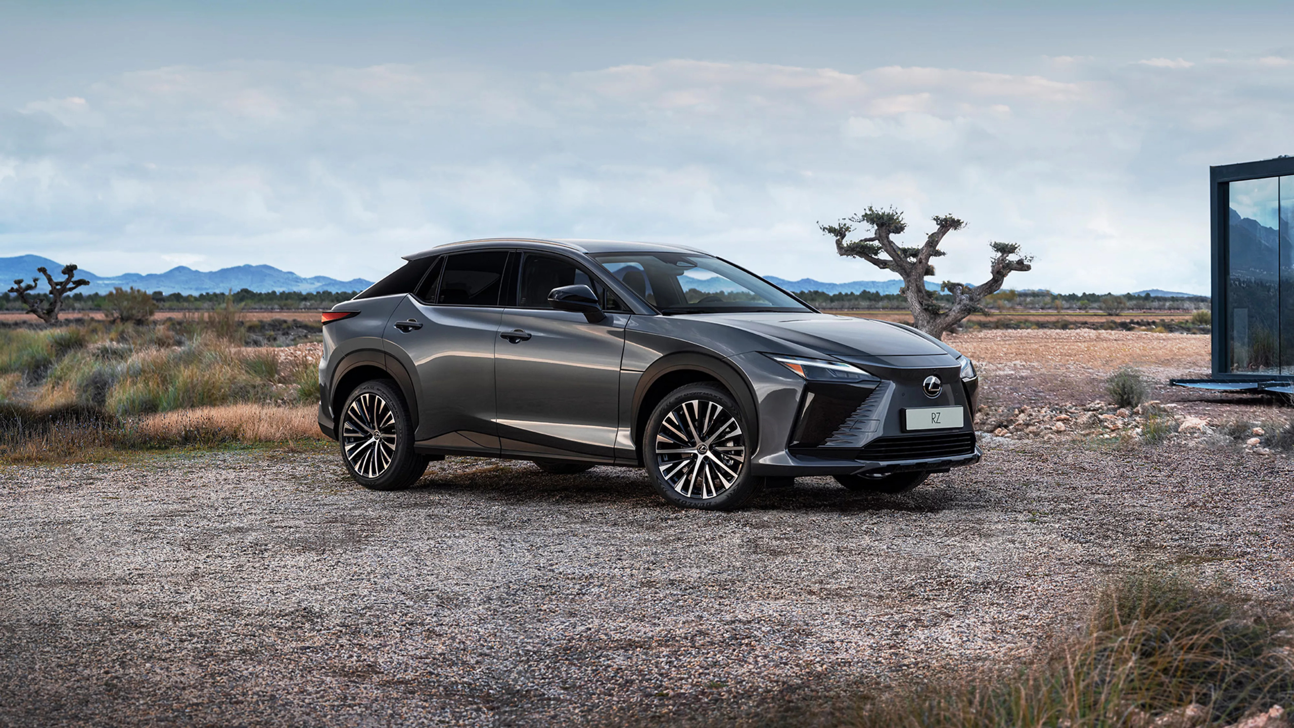 Lexus RZ de Lexus Galicia, un SUV eléctrico de lujo con diseño moderno, tecnología innovadora y un rendimiento excepcional, disponible en A Coruña, Santiago, Vigo y Lugo.