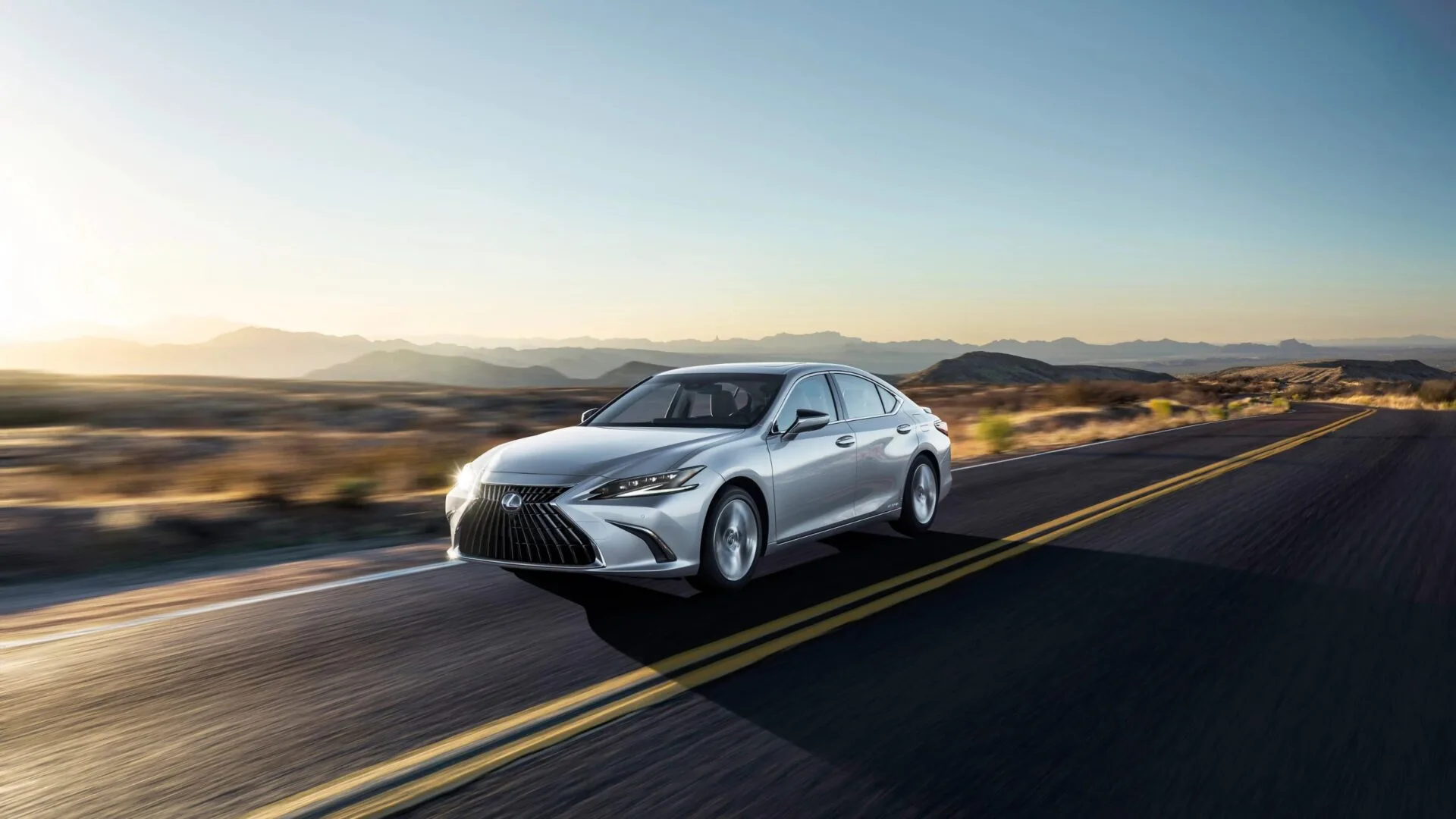 Lexus ES de Lexus Galicia, un sedán de lujo con diseño elegante, tecnología avanzada y un rendimiento impecable, disponible en A Coruña, Santiago, Vigo y Lugo.