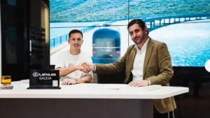 Bryan Zaragoza en las instalaciones de Lexus Galicia Vigo recogiendo su nuevo Lexus NX 450h+ Executive+ 