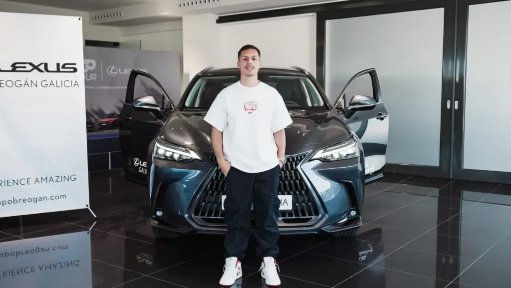 Bryan Zaragoza en las instalaciones de Lexus Galicia Vigo recogiendo su nuevo Lexus NX 450h+ Executive+