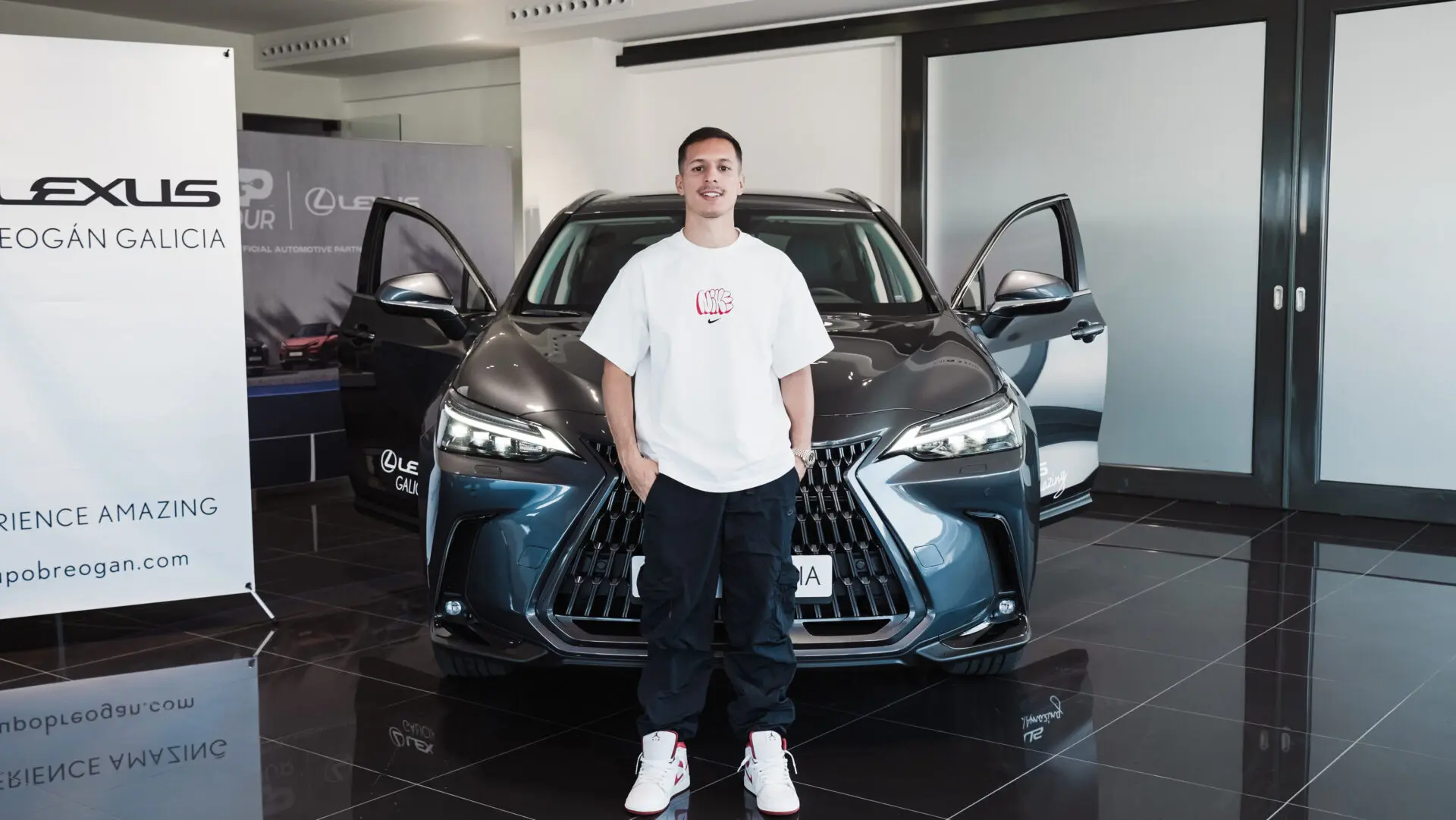 Bryan Zaragoza en las instalaciones de Lexus Galicia Vigo recogiendo su nuevo Lexus NX 450h+ Executive+