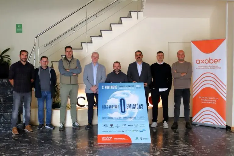 El equipo e Toyota Breogán Carballo junto a la organización de Bergantiños Cero Emisións